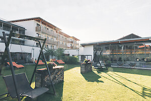 Gemütliches Ambiente im Garten des Wellnesshotels